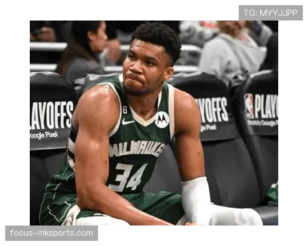 扬尼斯·阿德托昆博穿拖鞋拎名牌袋排队买早点，巨星版隔壁邻居我服了